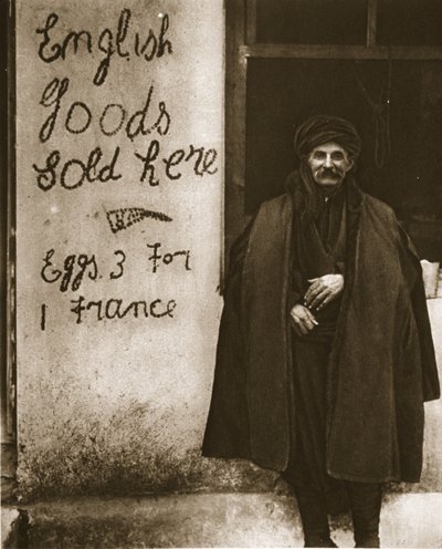 على خط المسيرة في مقدونيا ، توضيح من أخبار الحرب المصورة ، 7 فبراير 1917 (صورة بني داكن) بواسطة مصور انجليزى